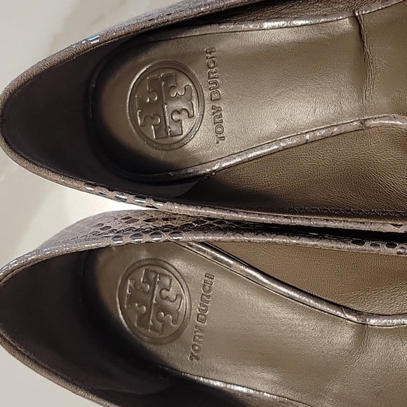 Tory Burch Metallic Silver Pewter Pyton Reva Flats Size 6 - Picture 3 of 16